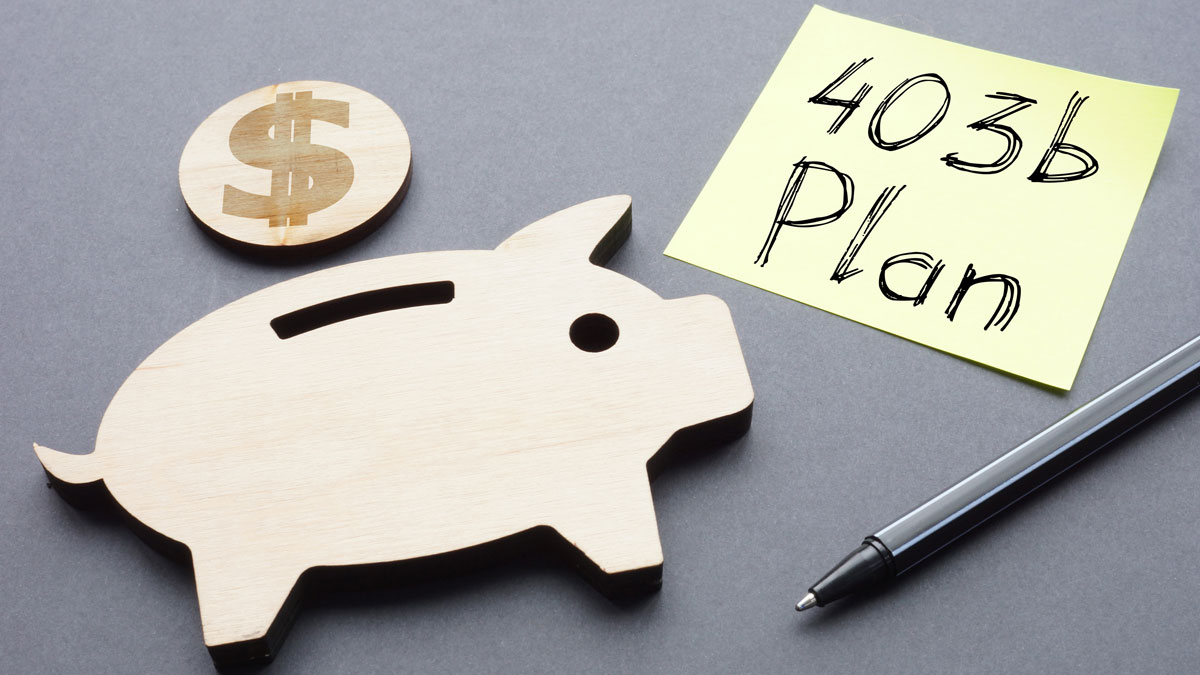 Piggy bank and a post it message "403(b) plan"